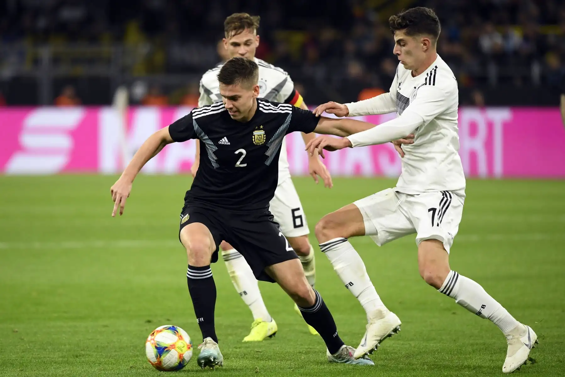 El argentino Juan Foyth, el centrocampista alemán Joshua Kimmich y el centrocampista alemán Kai Havertz (L-R) compiten por el balón durante el partido amistoso de fútbol Alemania Vs. Argentina en Dortmund. Foto: AFP