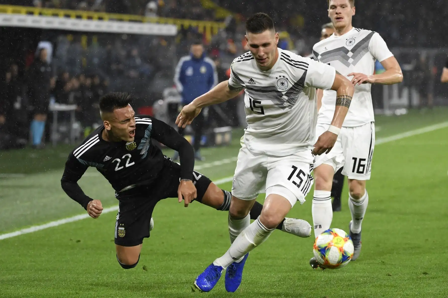 El argentino Lautaro Martínez, el defensor alemán Niklas Suele y el defensor alemán Marcel Halstenberg (L-R) compiten por el balón durante el partido amistoso de fútbol Alemania Vs. Argentina en Dortmund. Foto: AFP