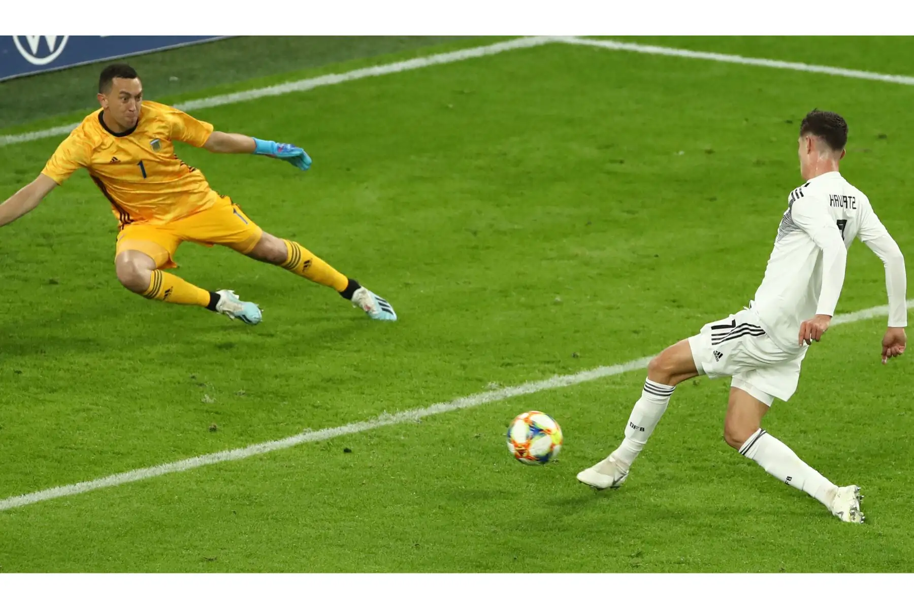 El centrocampista de Alemania Kai Havertz (R) marca al arquero argentino Agustín Marchesin durante el partido amistoso de fútbol Germnay v Argentina en Dortmund. Foto: AFP