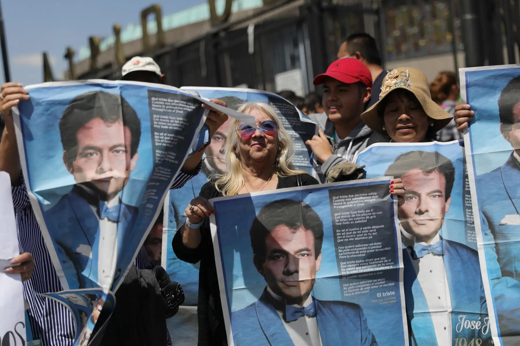 Personas esperan el arribo de los restos del cantante José José este miércoles, en la Basílica de Guadalupe. Foto. EFE