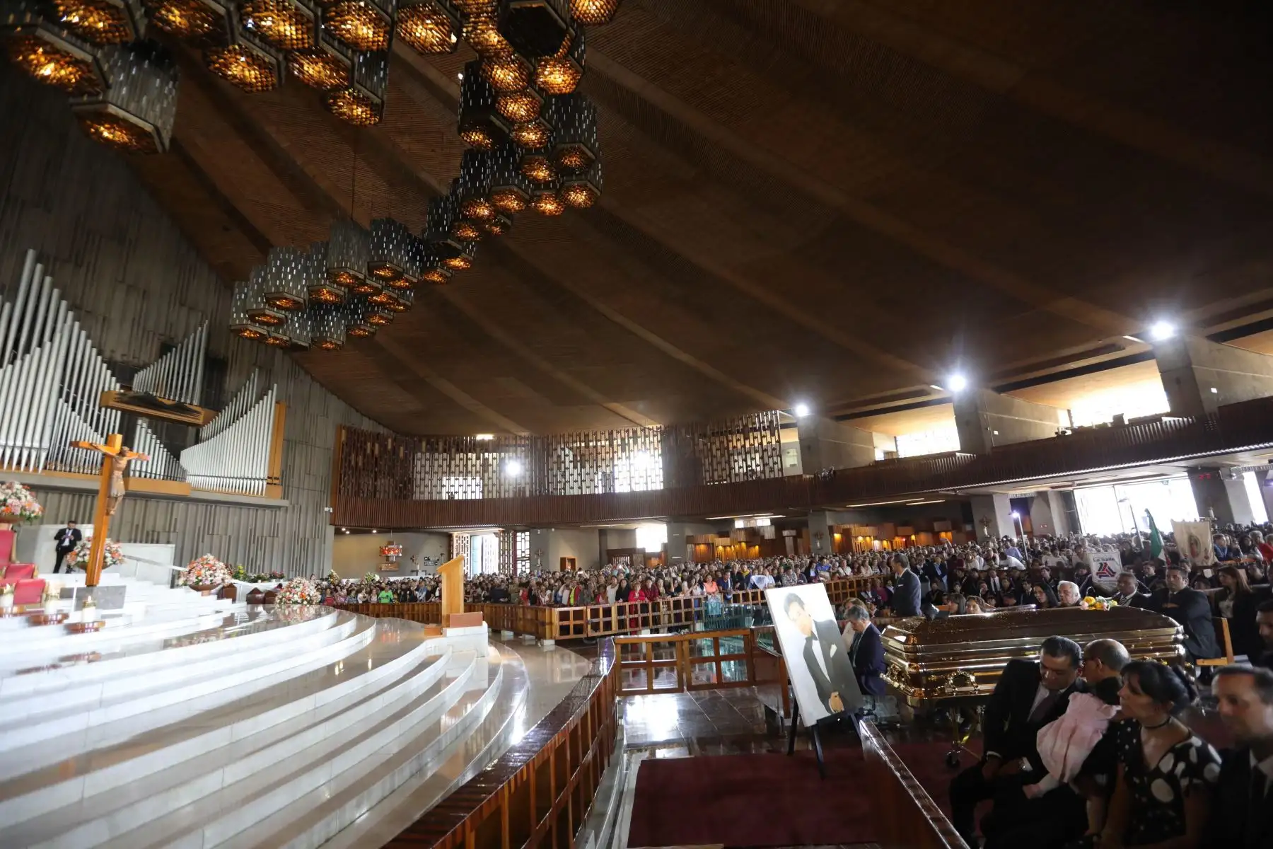 Arribo de los restos del cantante José José a la Basílica de Guadalupe en México. Foto. EFE