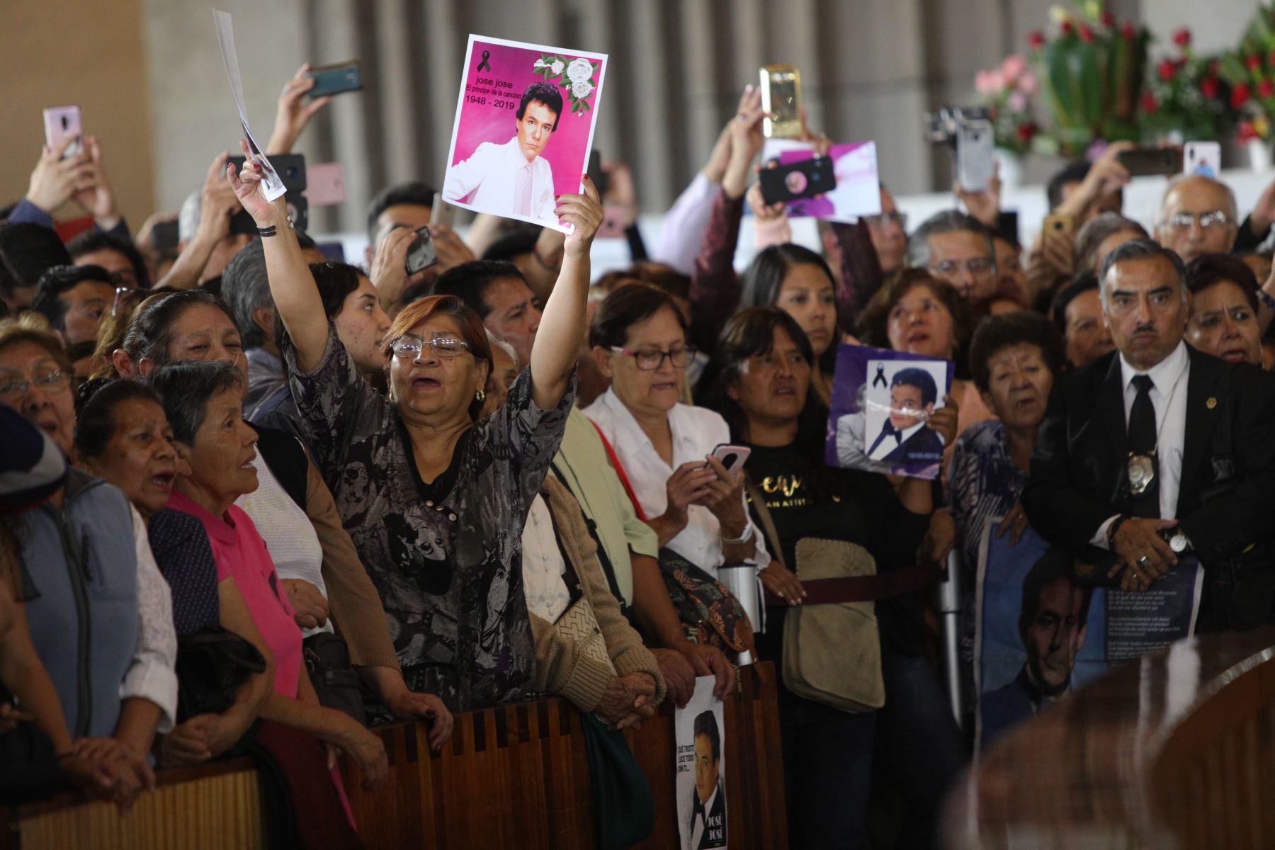 Arribo de los restos del cantante José José a la Basílica de Guadalupe en México. Foto. EFE