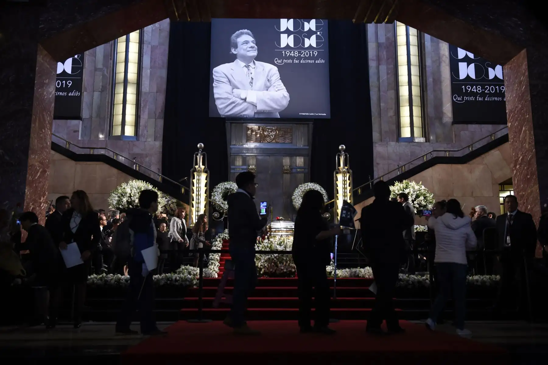 Los fanáticos se alinean para rendir homenaje al fallecido cantante mexicano José José en el Palacio de Bellas Artes de la Ciudad de México. Foto: AFP