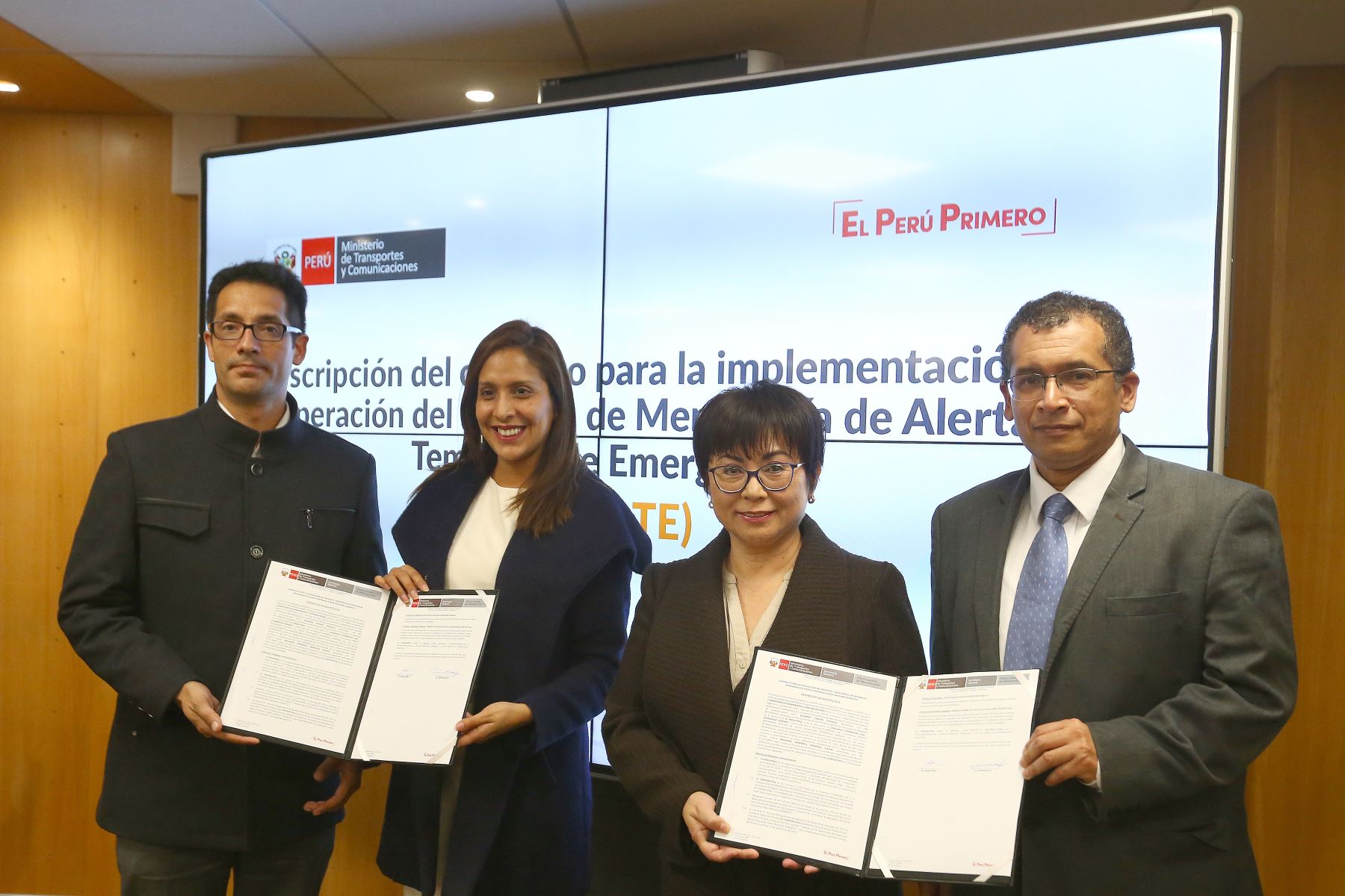 Firma de contrato para implementación de Sistema de Alerta Temprana de Emergencias. Foto:ANDINA/Héctor Vinces