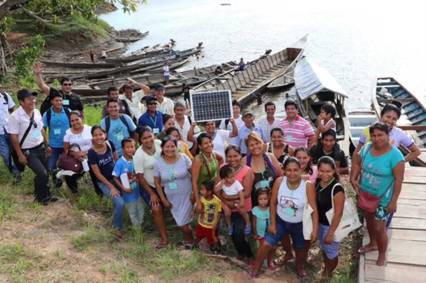 Pobladoras de Mazán (Loreto) aprenden sobre el uso, manejo y sostenibilidad de tecnologías limpias, como sistemas fotovoltaicos domésticos y cocinas mejoradas.