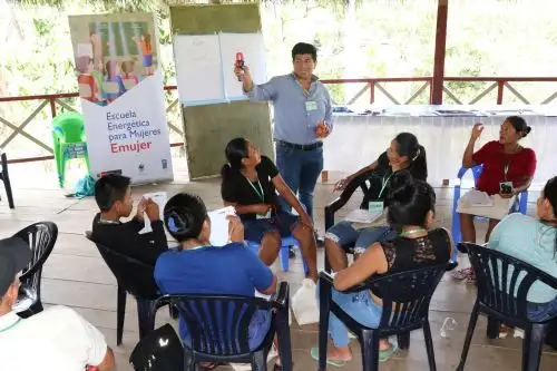 Especialistas del Ministerio de Energía y Minas capacitan en energías limpias a mujeres de comunidades rurales de Loreto. ANDINA/Difusión