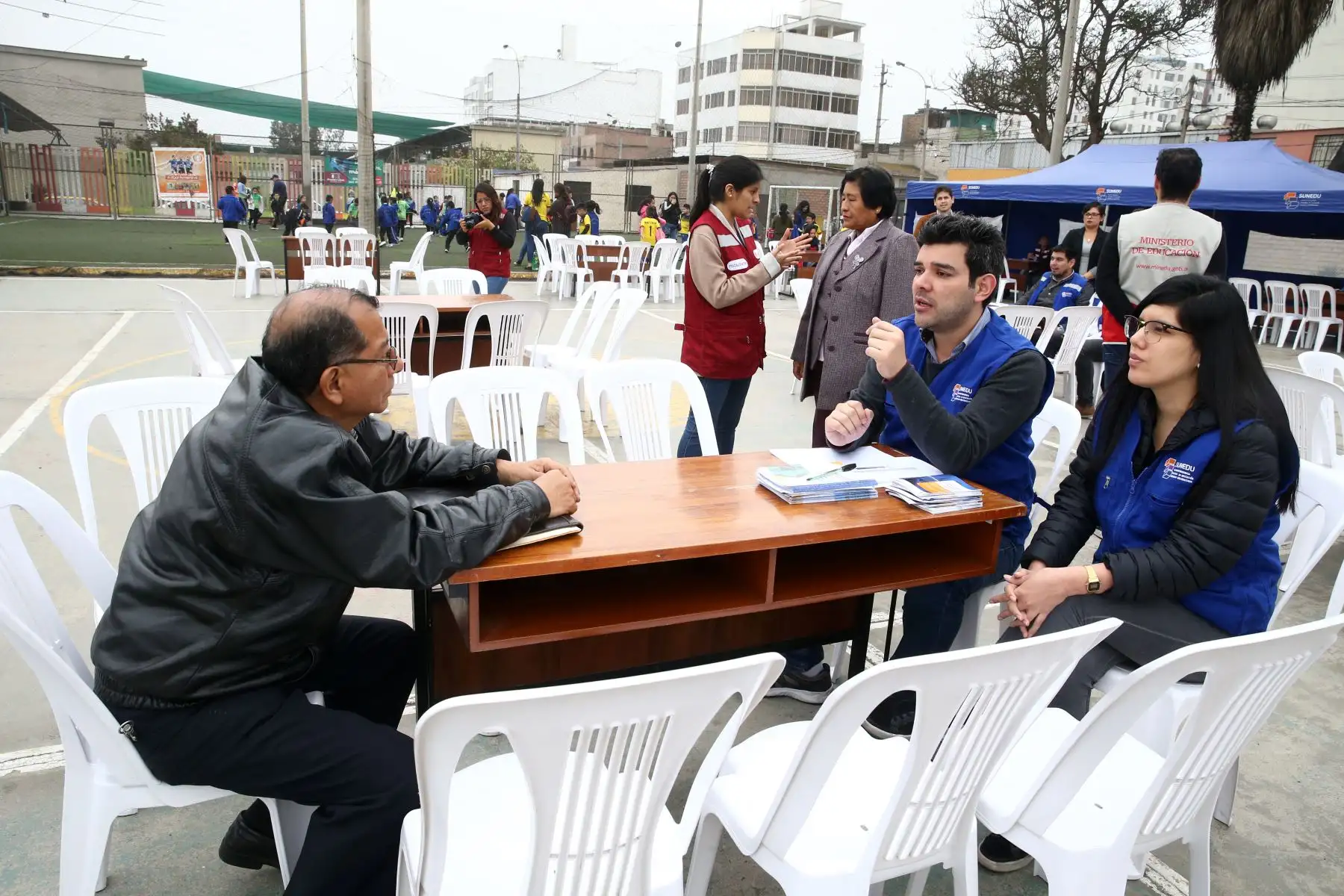 Representantes de la Superintendencia Nacional de Educación Superior Universitaria (Sunedu) brindan información a estudiantes y padres de familia ante la denegatoria publicada hoy en el Diario El Peruano de la Universidad Inca Garcilaso de la Vega. Foto: ANDINA/Vidal Tarqui