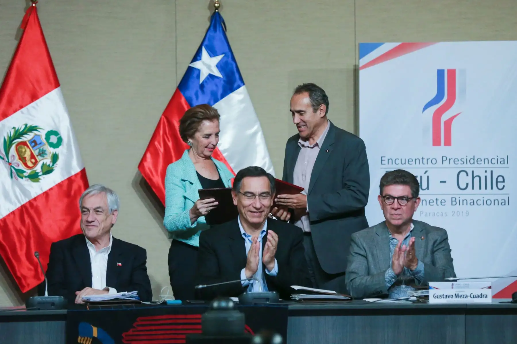 Ministros de estado Carlos Estremadoyro. y Gloria de los Ángeles Hutt Hesse, firman  memorándum de entendimiento entre el Ministerio de Transportes y Comunicaciones de la República del Perú y el Ministerio de Transportes y Telecomunicaciones de la República de Chile sobre Cooperación en Materia de Transporte y Tránsito Terrestre. Foto:ANDINA/ Jhony Laurente