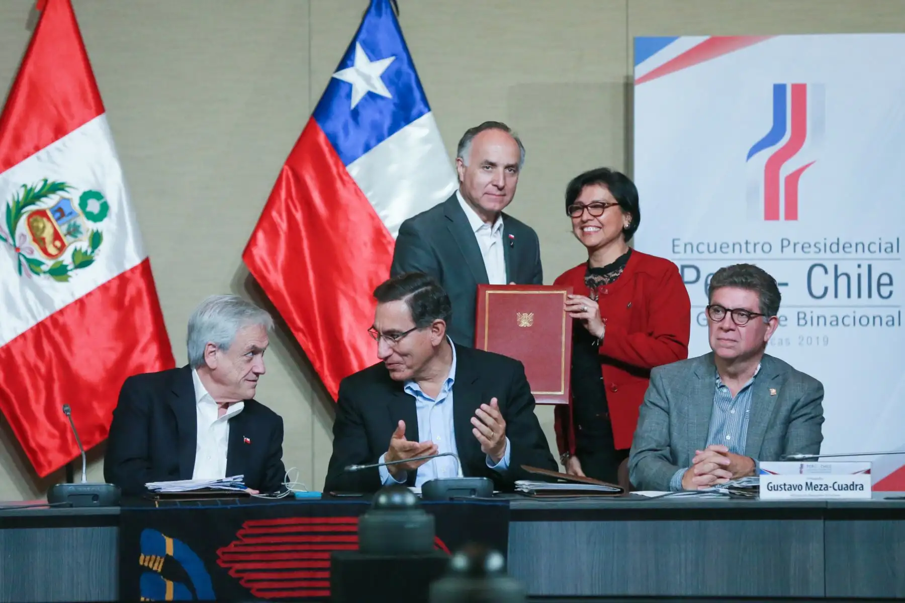 Ministra de Trabajo Sylvia Cáceres Pizarro y Ministro de Relaciones Exteriores, Teodoro Javier Ribera Neumann firmaron el Acuerdo de Cooperación Interinstitucional en Materia Laboral entre Perú y Chile; al culminar el Encuentro Presidencial y III Gabinete Binacional efectuado en la región Ica. Foto: ANDINA/ Jhony Laurente
