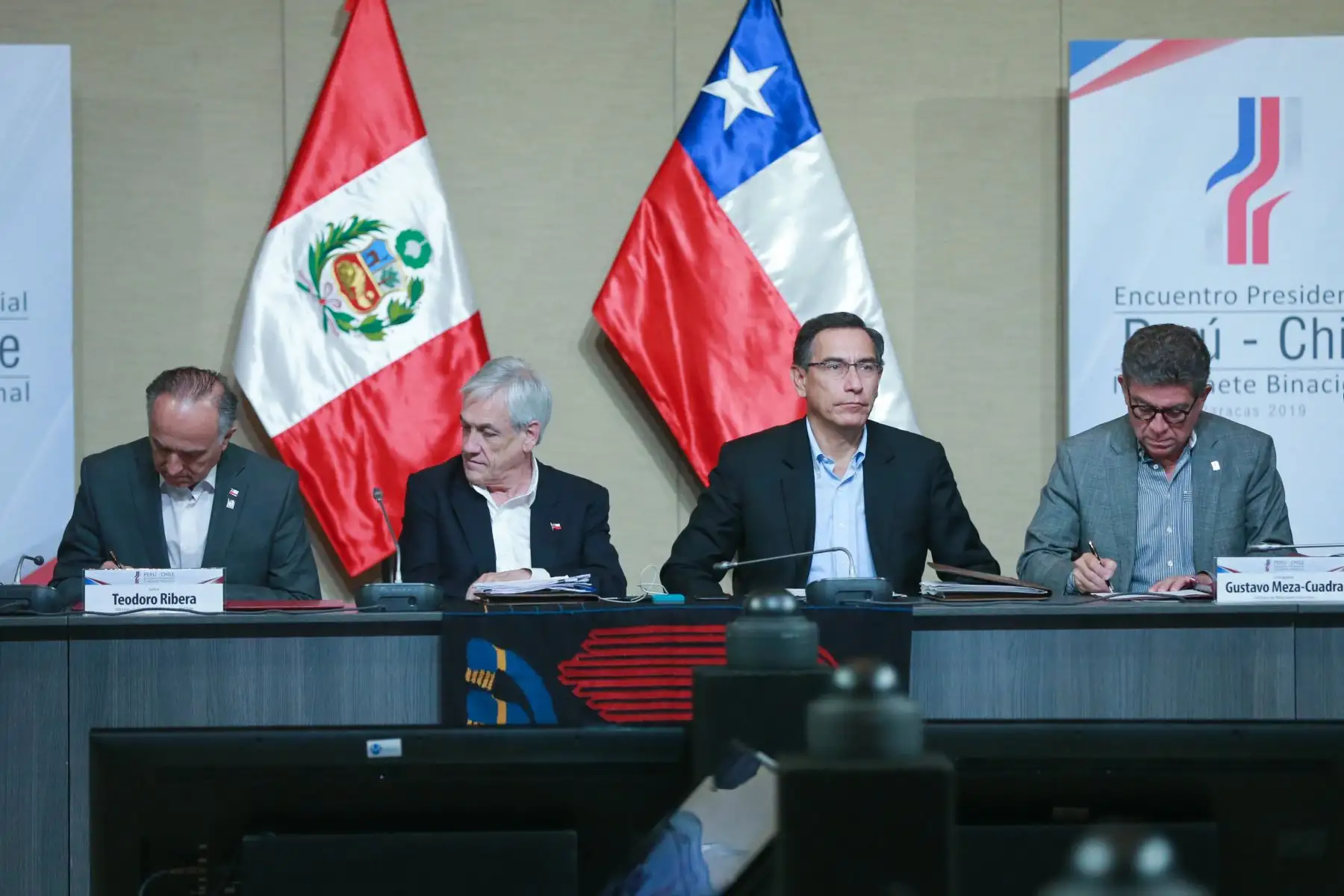 1.	Canciller de Perú Gustavo Adolfo Meza-Cuadra Velásquez. y su homólogo Teodoro Javier Ribera Neumann, firman el Memorándum de Entendimiento sobre Cooperación Antártica entre el Gobierno de la República del Perú y el Gobierno de la República de Chile. Foto:ANDINA/ Jhony Laurente