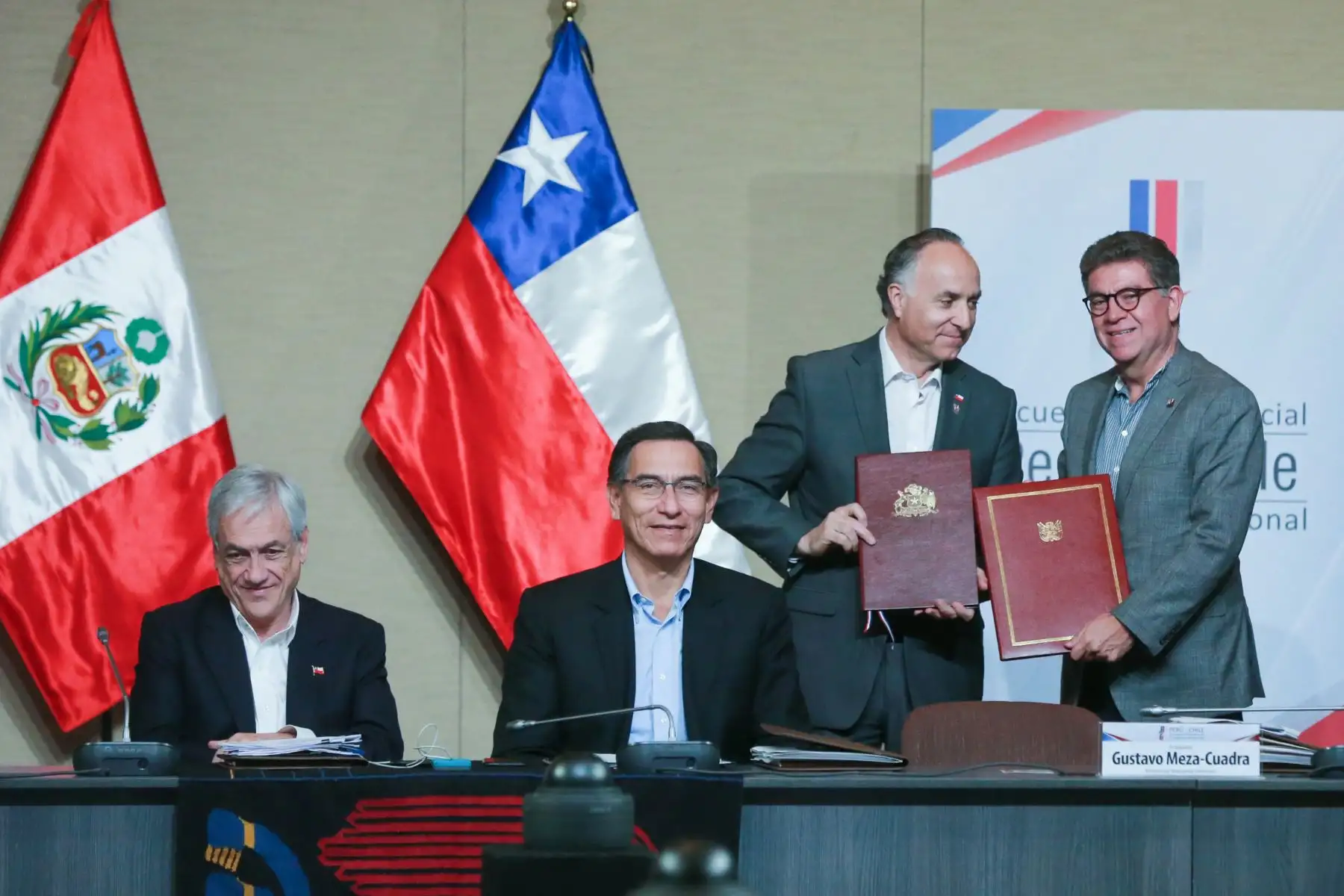 1.	Canciller de Perú Gustavo Adolfo Meza-Cuadra Velásquez. y su homólogo Teodoro Javier Ribera Neumann, firman el Memorándum de Entendimiento sobre Cooperación Antártica entre el Gobierno de la República del Perú y el Gobierno de la República de Chile. Foto:ANDINA/ Jhony Laurente