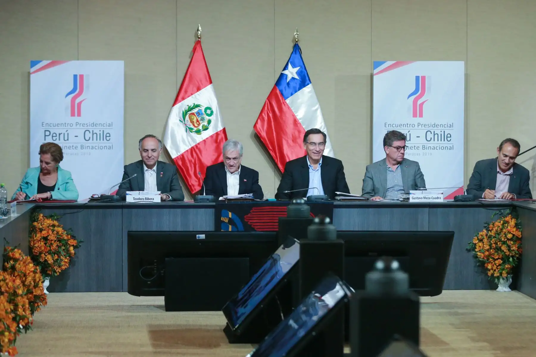 Ministros de estado Carlos Estremadoyro. y Gloria de los Ángeles Hutt Hesse, firman  memorándum de entendimiento entre el Ministerio de Transportes y Comunicaciones de la República del Perú y el Ministerio de Transportes y Telecomunicaciones de la República de Chile sobre Cooperación en Materia de Transporte y Tránsito Terrestre. Foto:ANDINA/ Jhony Laurente