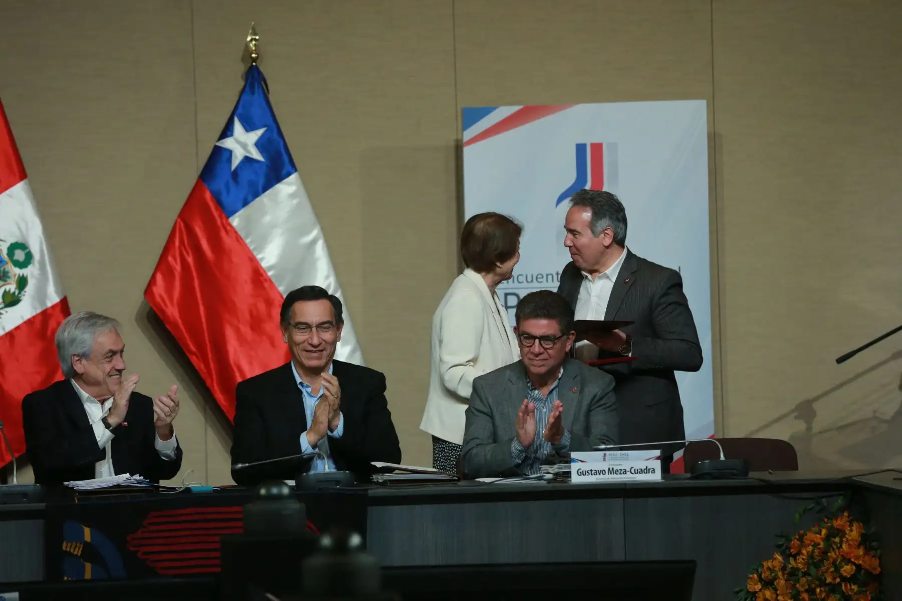 Ministros de estado Francisco Petrozzi y Ministra Consuelo Valdés Chadwik, firman acuerdo de cooperación entre el Ministerio de las Culturas y el Patrimonio de la República de Chile y el Ministerio de Cultura del Perú para el Intercambio de Experiencias sobre Economía Creativa. Foto:ANDINA/ Jhony Laurente