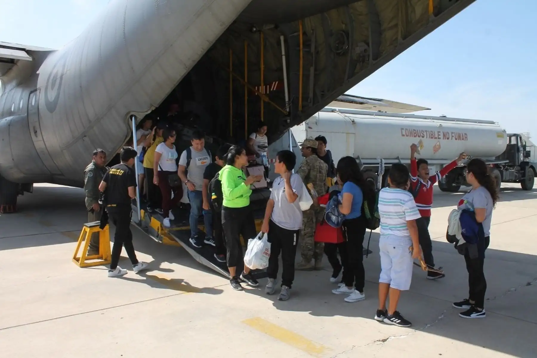 Escolares varados en Ecuador debido a protestas arribaron esta tarde al Grupo Nro. 7 de la FAP, en Piura. Foto: ANDINA/Mindef