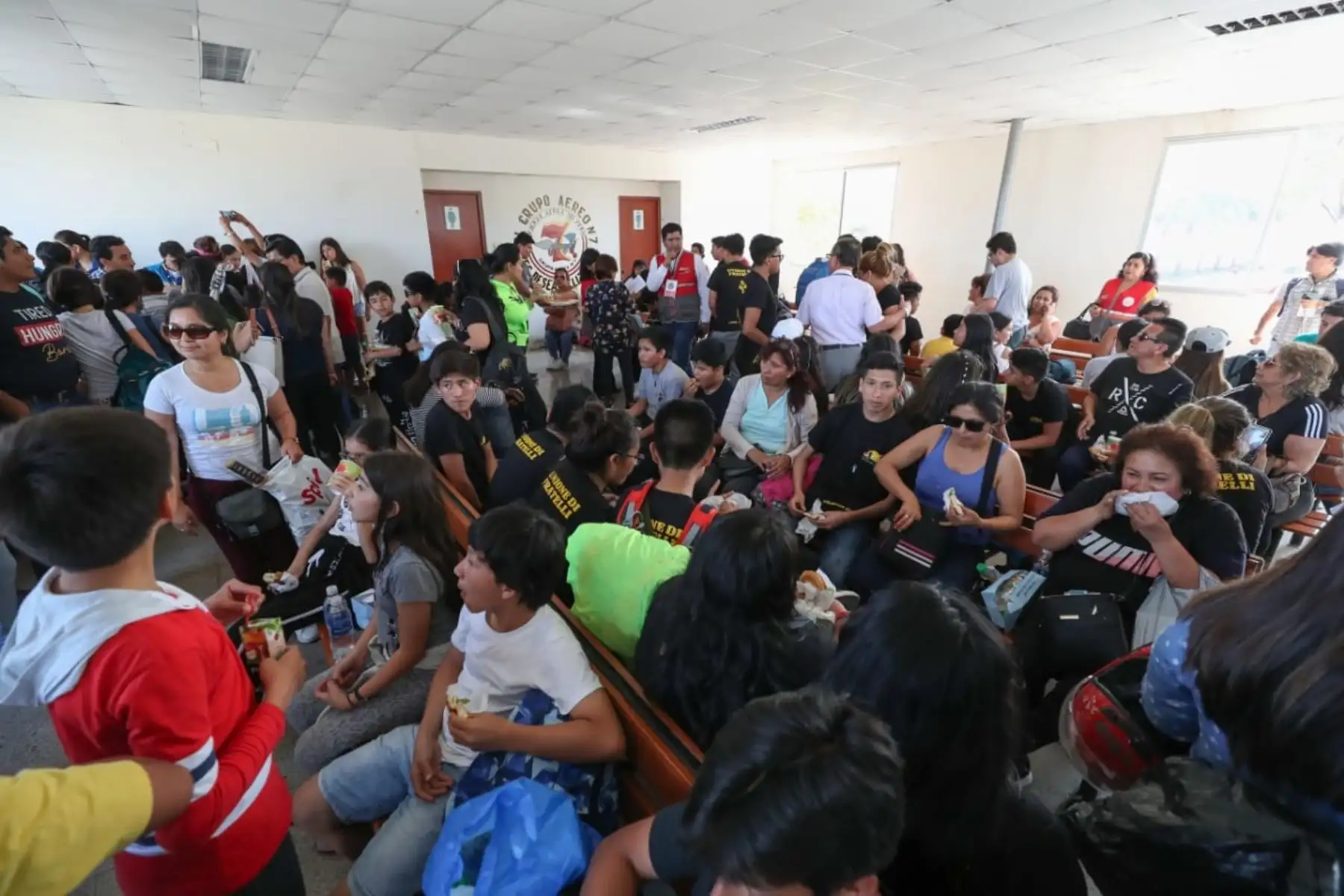 Escolares varados en Ecuador debido a protestas arribaron esta tarde al Grupo Nro. 7 de la FAP, en Piura. Foto: ANDINA/Mindef