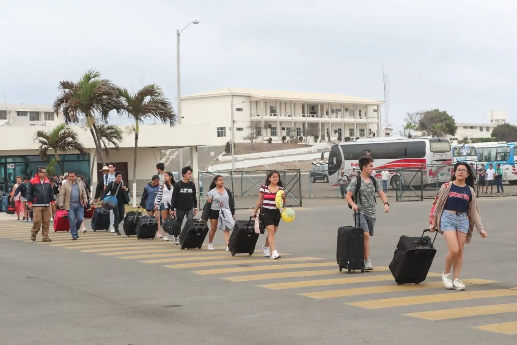 Segundo grupo de cien escolares, entre profesores y padres de familia, partieron desde Salinas, Ecuador rumbo a Guayaquil para posteriormente enrumbar hacía Piura en aeronave de la FAP. Foto: ANDINA/Mindef