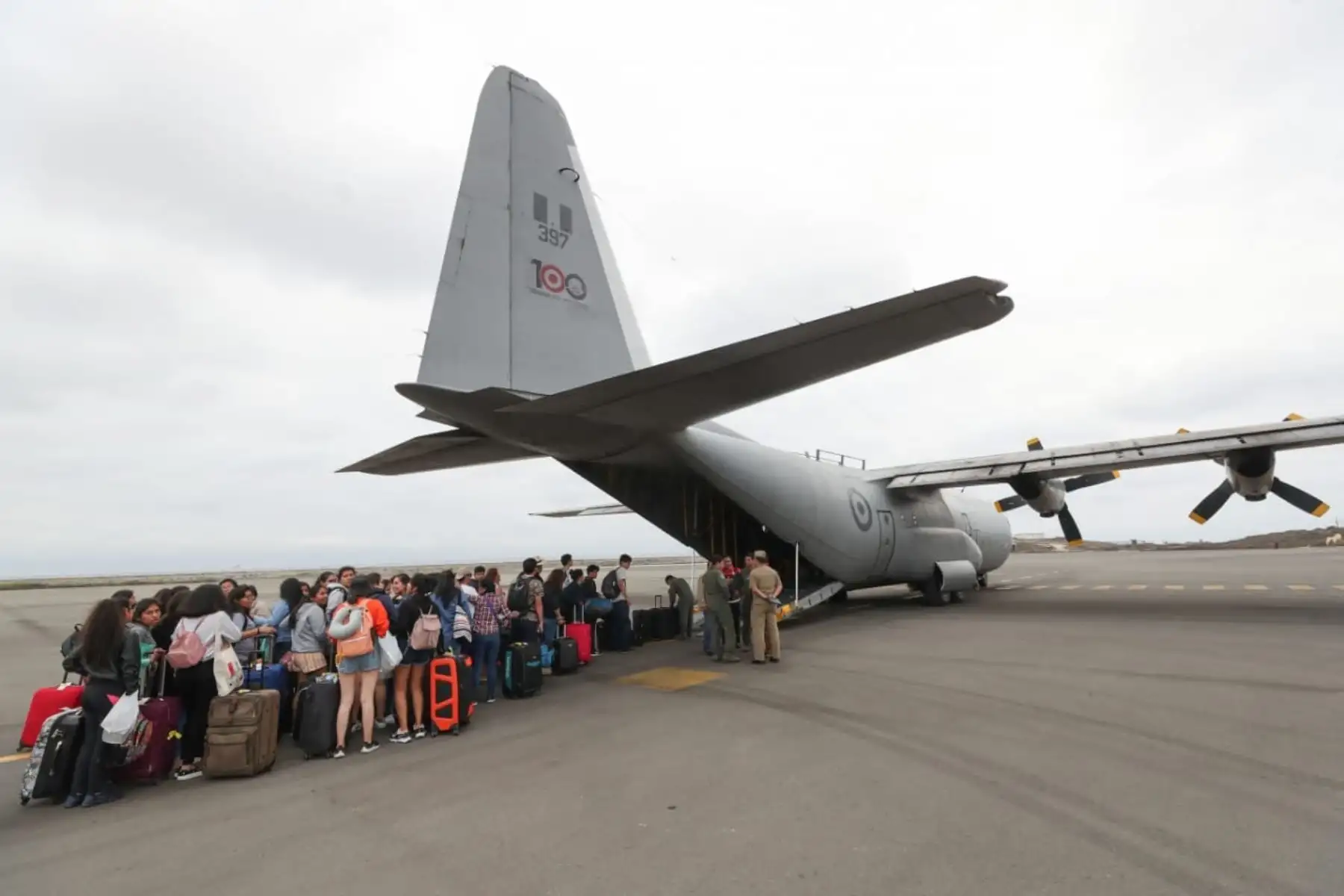 Segundo grupo de cien escolares, entre profesores y padres de familia, partieron desde Salinas, Ecuador rumbo a Guayaquil para posteriormente enrumbar hacía Piura en aeronave de la FAP. Foto: ANDINA/Mindef