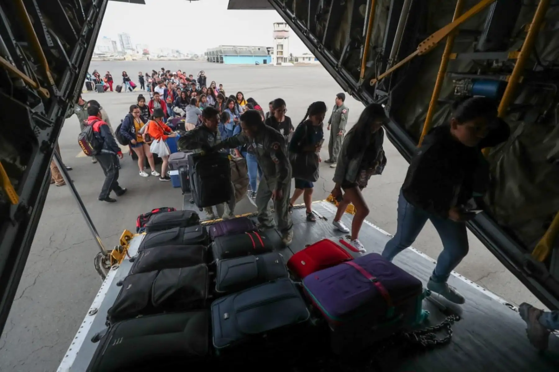 Segundo grupo de cien escolares, entre profesores y padres de familia, partieron desde Salinas, Ecuador rumbo a Guayaquil para posteriormente enrumbar hacía Piura en aeronave de la FAP. Foto: ANDINA/Mindef