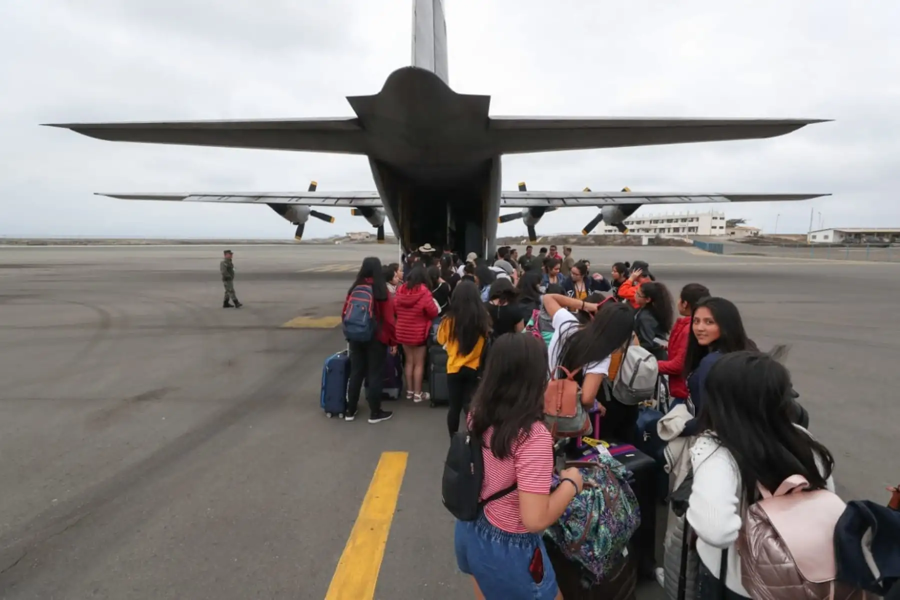 Segundo grupo de cien escolares, entre profesores y padres de familia, partieron desde Salinas, Ecuador rumbo a Guayaquil para posteriormente enrumbar hacía Piura en aeronave de la FAP. Foto: ANDINA/Mindef
