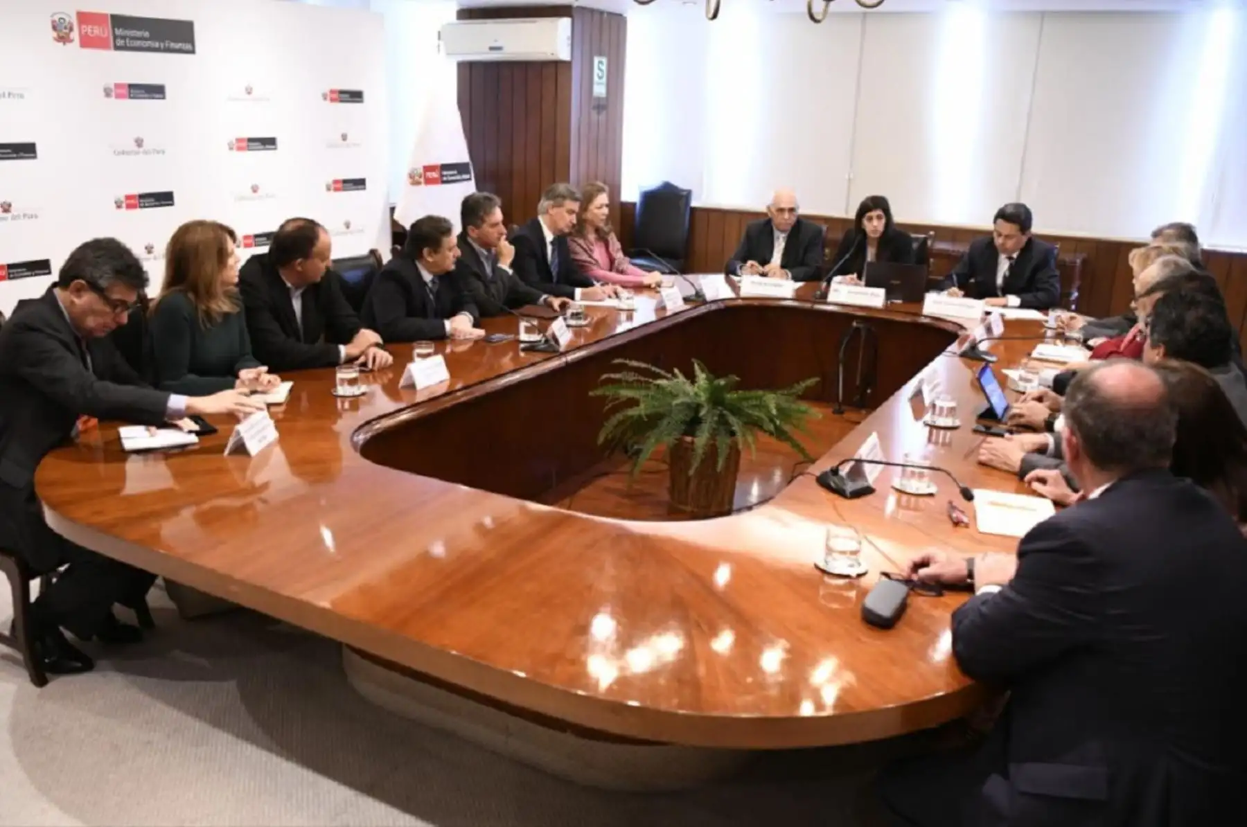 Reunión de la ministra de Economía y Finanzas, María Antonieta Alva con gremios empresariales. Foto: Cortesía.