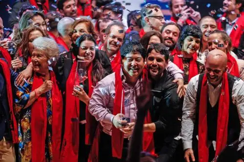 Mitsuharu Tsjumura celebra tras obtener el primer lugar en la entrega de los Latin Americas 50 best Restaurants, por su restaurante Maido de Peru, este jueves, en la Usina del Arte, en Buenos Aires. Foto: EFE