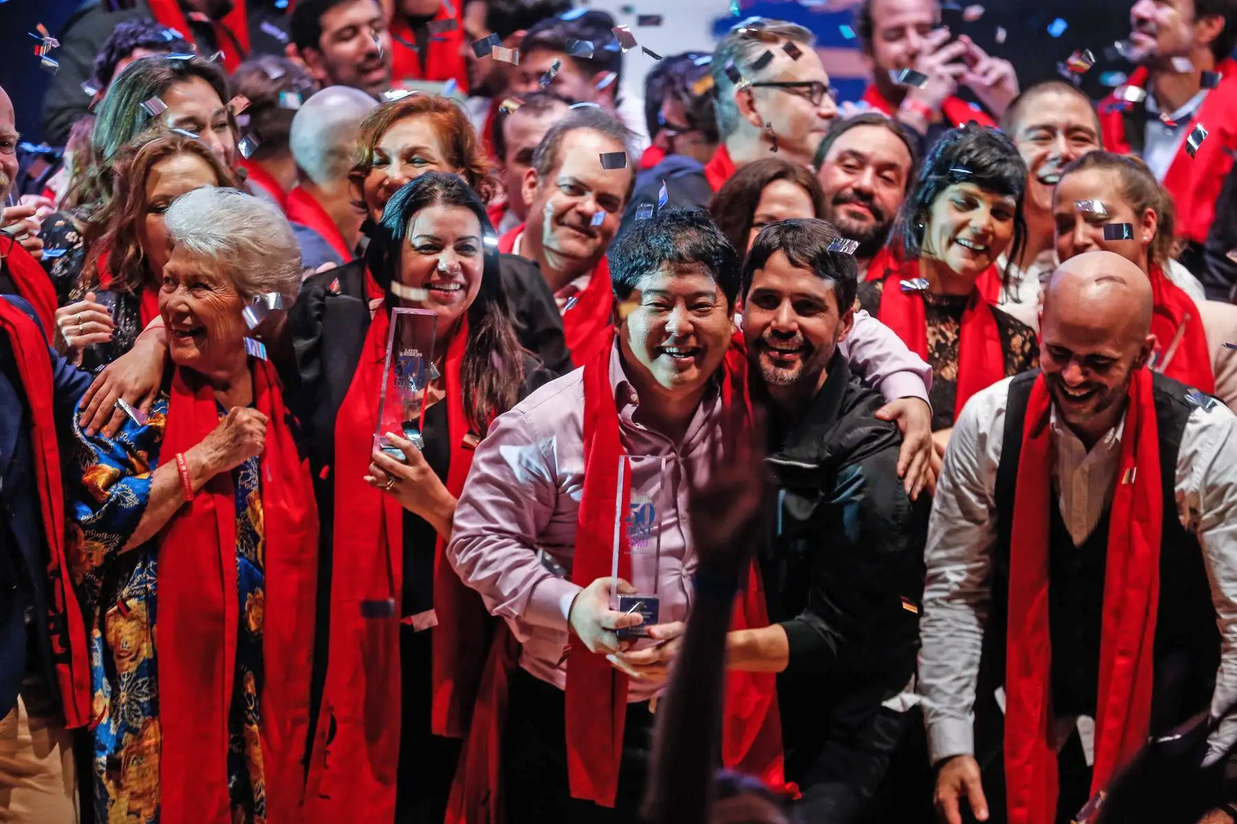 Mitsuharu Tsjumura celebra tras obtener el primer lugar en la entrega de los Latin Americas 50 best Restaurants, por su restaurante Maido de Peru, este jueves, en la Usina del Arte, en Buenos Aires. Foto: EFE