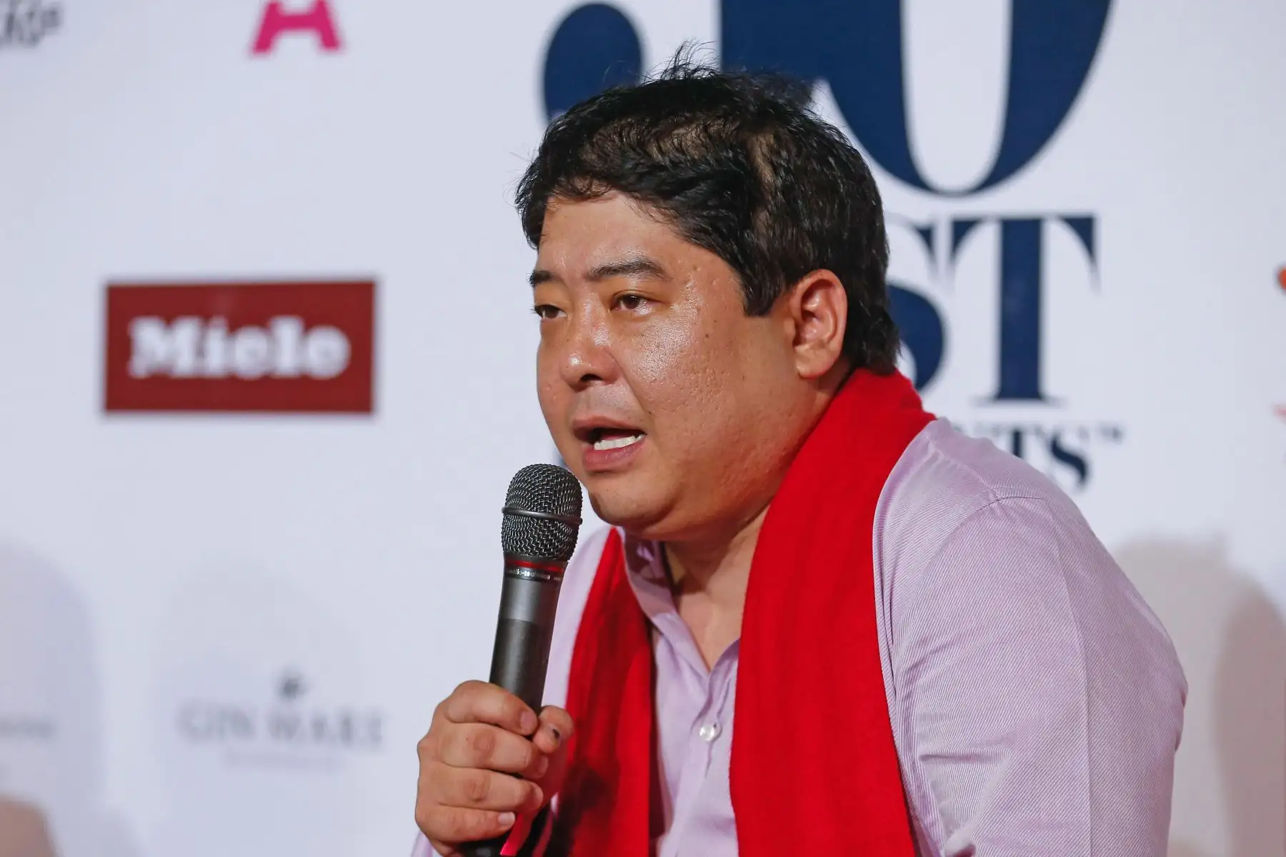 Mitsuharu Tsjumura celebra tras obtener el primer lugar en la entrega de los Latin Americas 50 best Restaurants, por su restaurante Maido de Peru, este jueves, en la Usina del Arte, en Buenos Aires. Foto: EFE