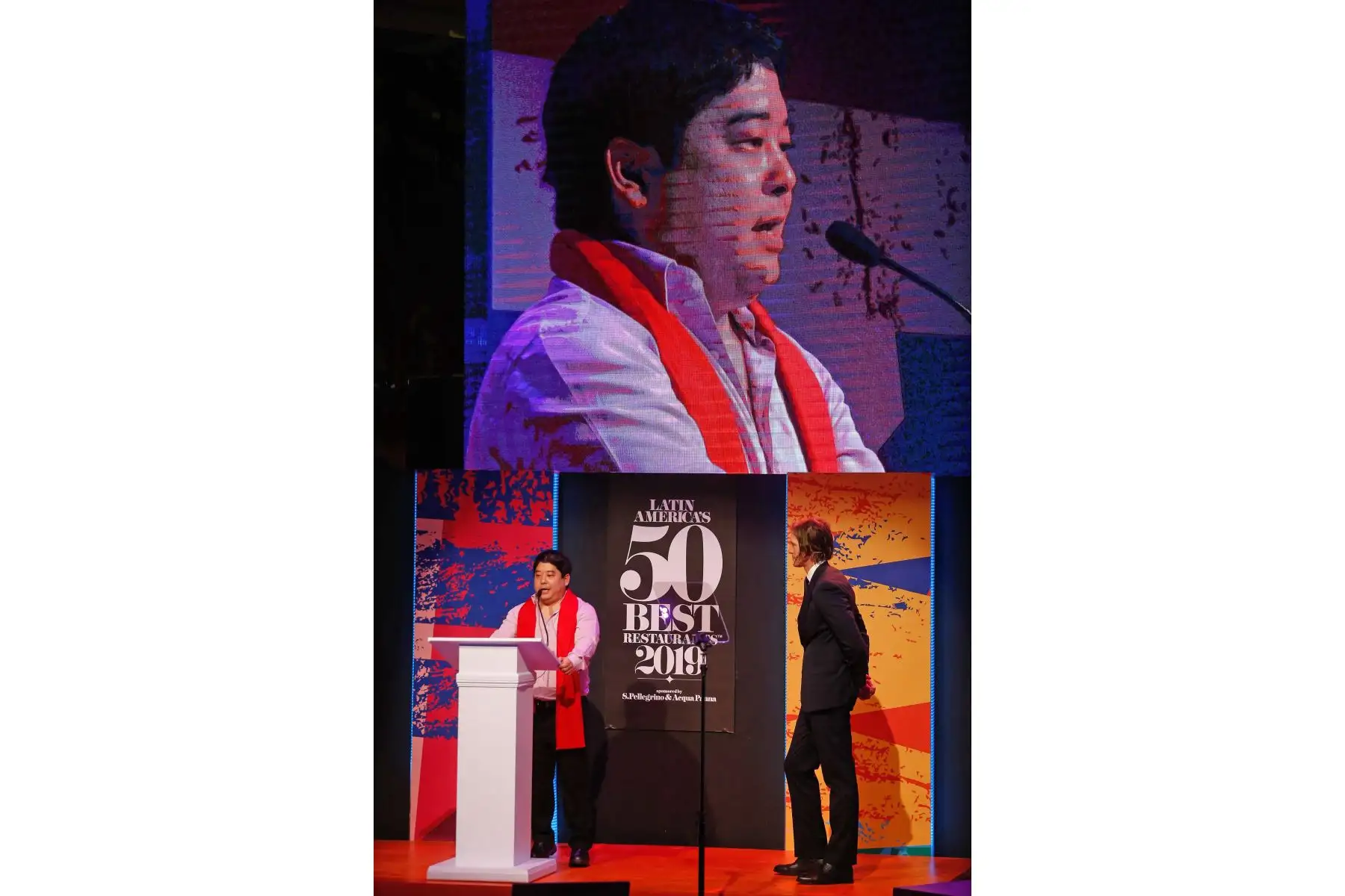 Mitsuharu Tsjumura celebra tras obtener el primer lugar en la entrega de los Latin Americas 50 best Restaurants, por su restaurante Maido de Peru, este jueves, en la Usina del Arte, en Buenos Aires. Foto: EFE