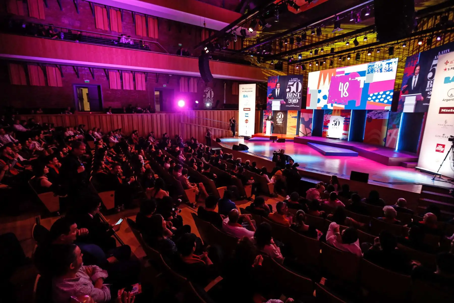 Mitsuharu Tsjumura celebra tras obtener el primer lugar en la entrega de los Latin Americas 50 best Restaurants, por su restaurante Maido de Peru, este jueves, en la Usina del Arte, en Buenos Aires. Foto: EFE