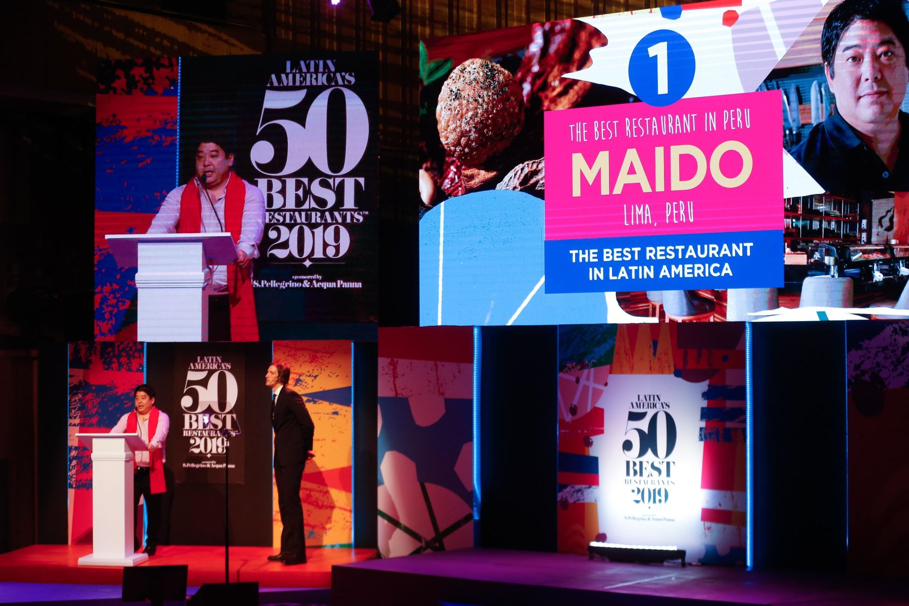 Mitsuharu Tsjumura celebra tras obtener el primer lugar en la entrega de los Latin Americas 50 best Restaurants, por su restaurante Maido de Peru, este jueves, en la Usina del Arte, en Buenos Aires. Foto: EFE