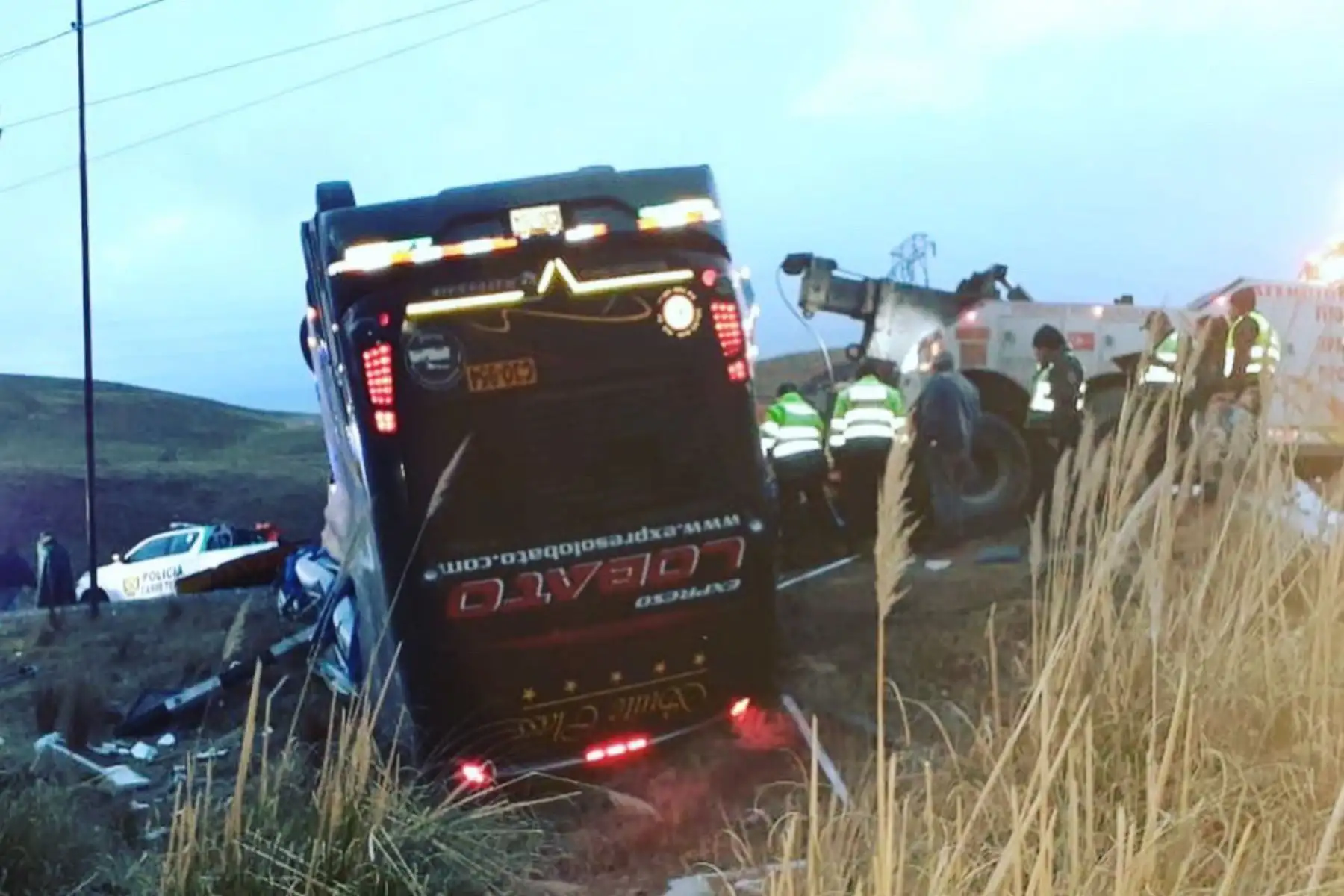 Despiste y vuelco de bus deja seis muertos en la carretera Central. Foto: Deviandes.