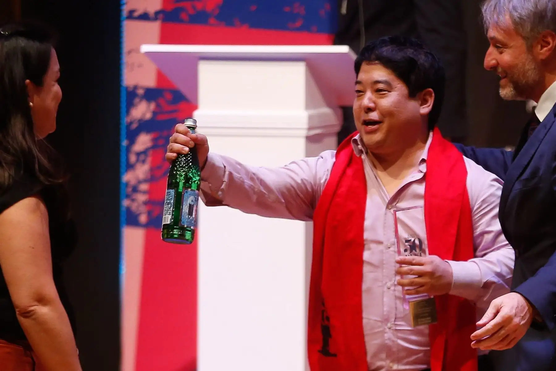 Mitsuharu Tsjumura celebra tras obtener el primer lugar en la entrega de los Latin Americas 50 best Restaurants, por su restaurante Maido de Peru, este jueves, en la Usina del Arte, en Buenos Aires. Foto: EFE
