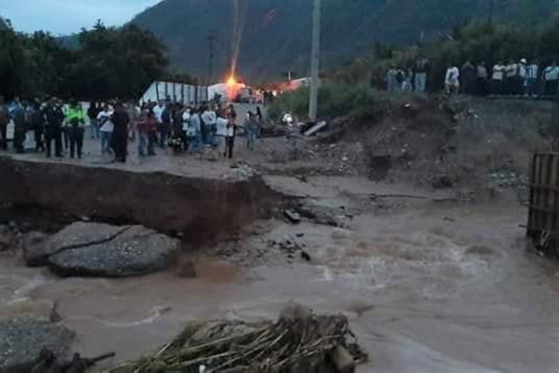 Huaico destruye parte de plataforma de la carretera Tarma–La Merced, en la región Junín. Foto: INTERNET/Medios
