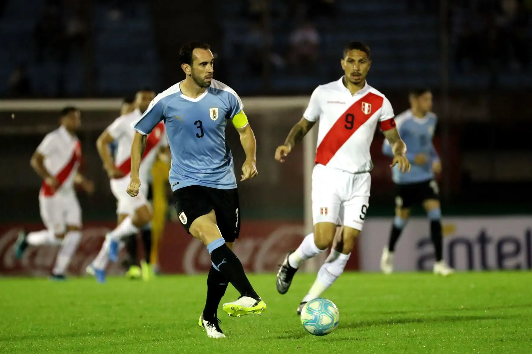 Diego Godín de Uruguay lanza un pase en partido amistoso disputado en estadio Centenario de Montevideo. Foto: EFE