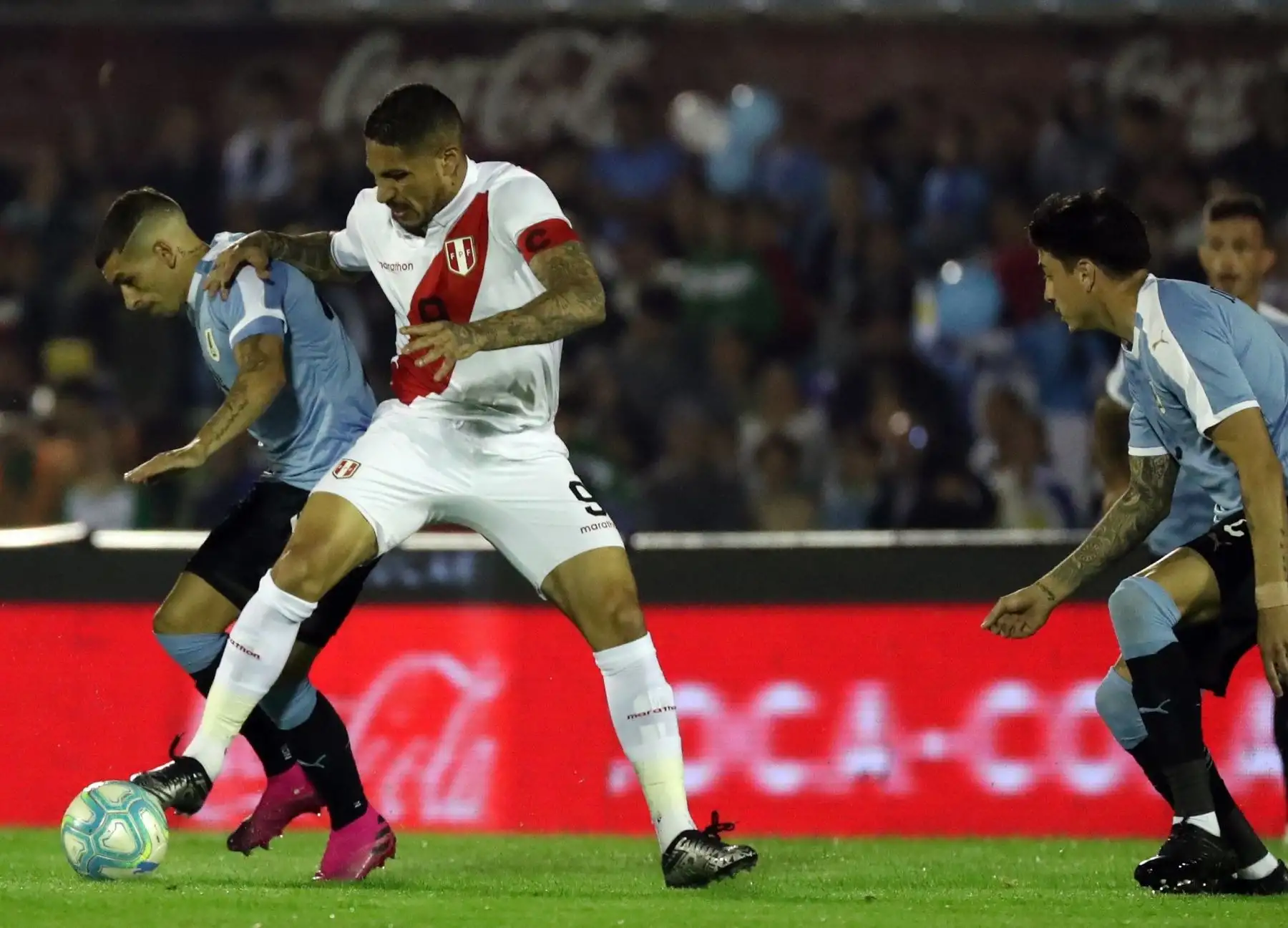 Paolo Guerrero se enfrenta a la defensa uruguaya en partido amistoso disputado en el estadio Centenario de  Montevideo. Foto: EFE