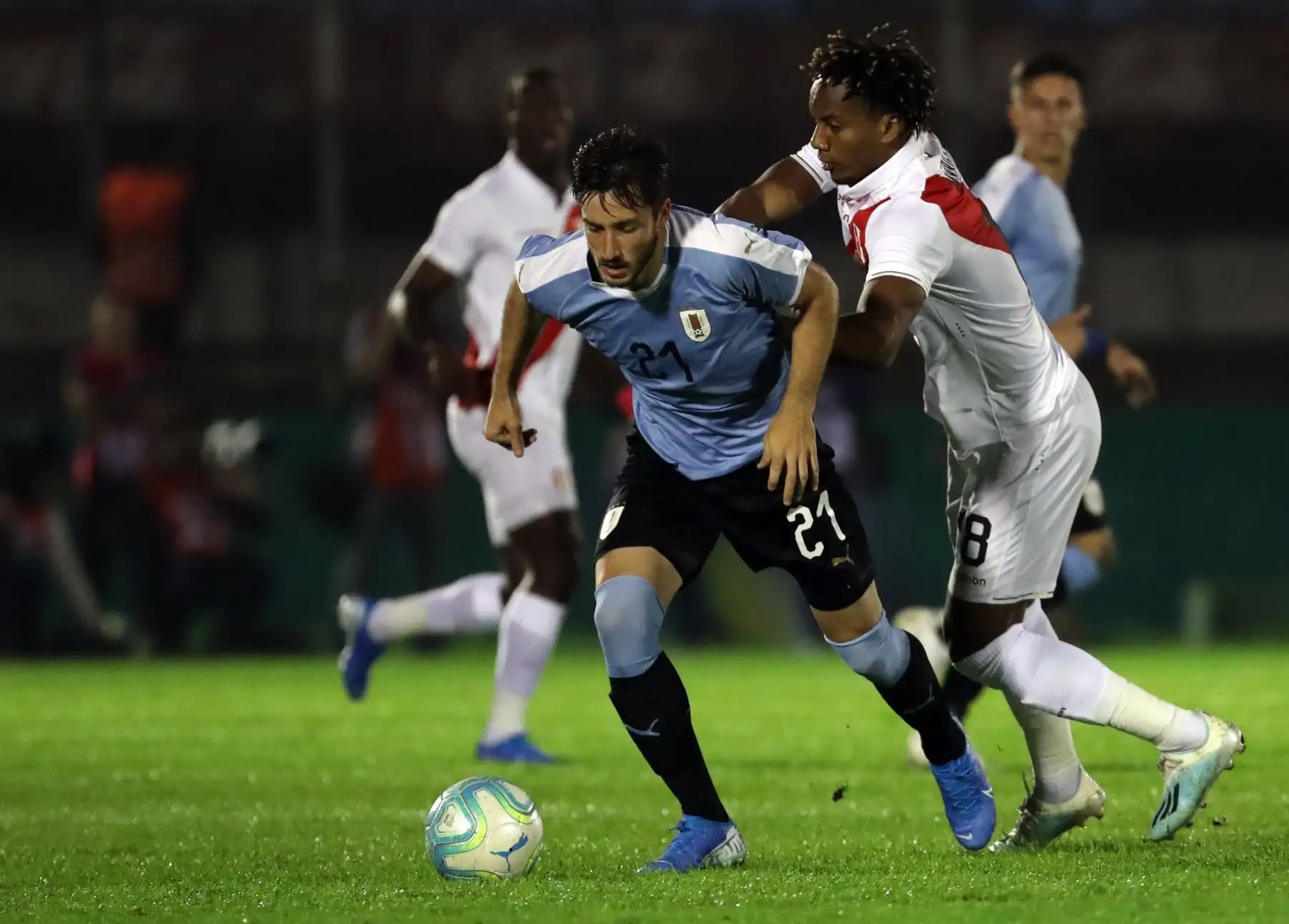 Matías Viña de Uruguay disputa el balón con André Carrillo de Perú en el estadio Centenario de Uruguay, en Montevideo. Foto: EFE