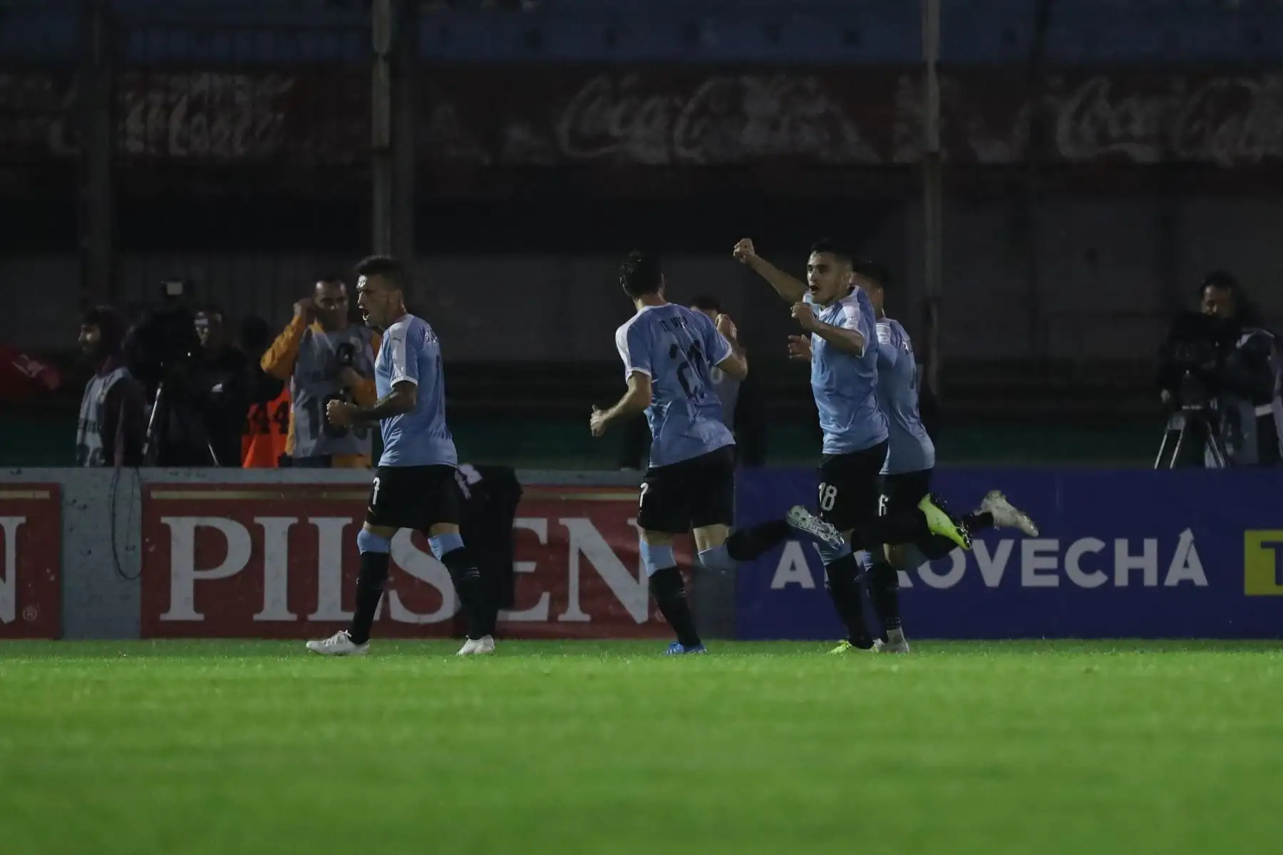 Jugadores de Uruguay celebran primer gol del encuentro. Foto: EFE