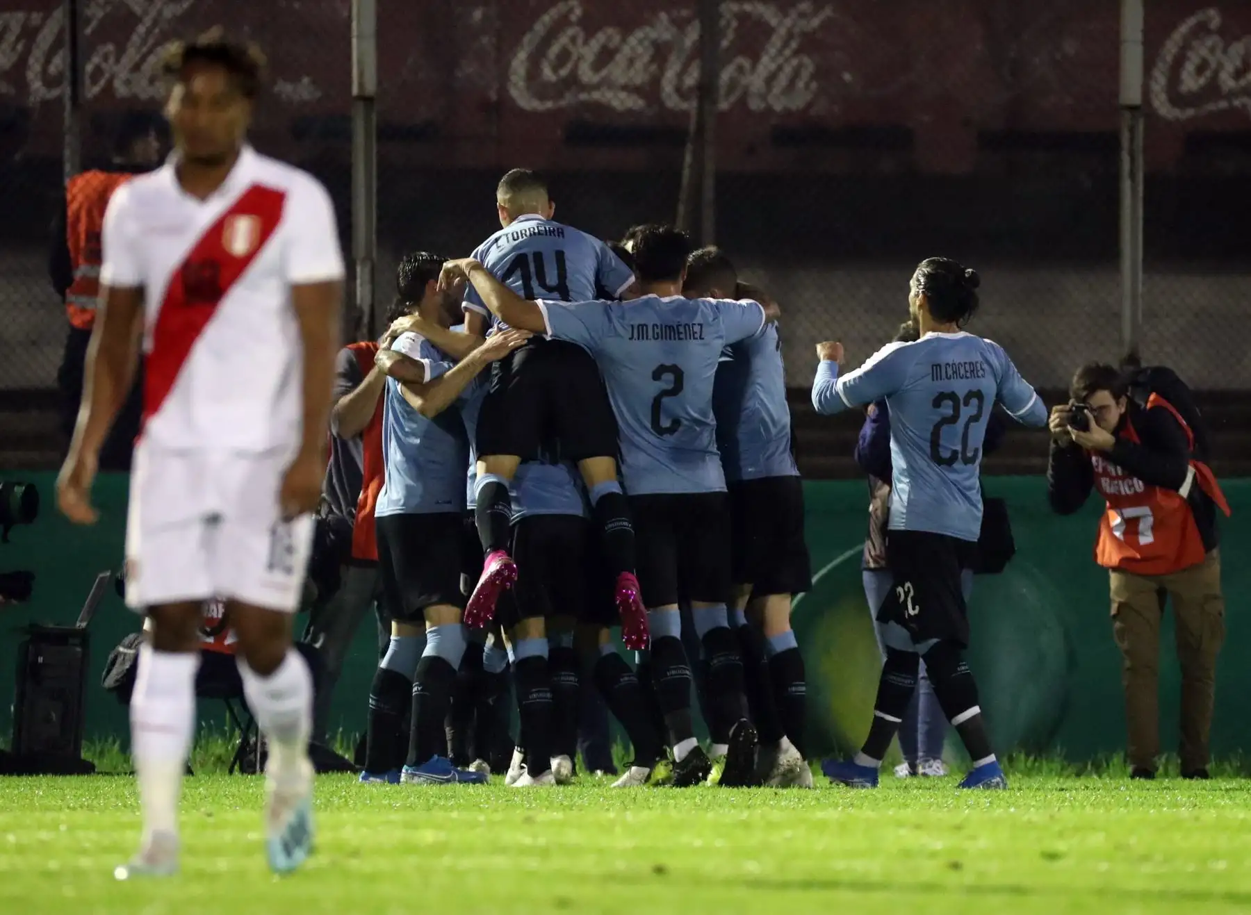 Jugadores de Uruguay celebran primer gol del encuentro. Foto: EFE