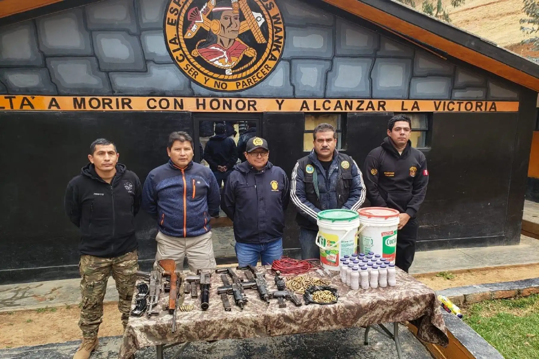 Incautación de armas por parte de la Policía Nacional y las Fuerzas Armadas. Foto: Difusión.