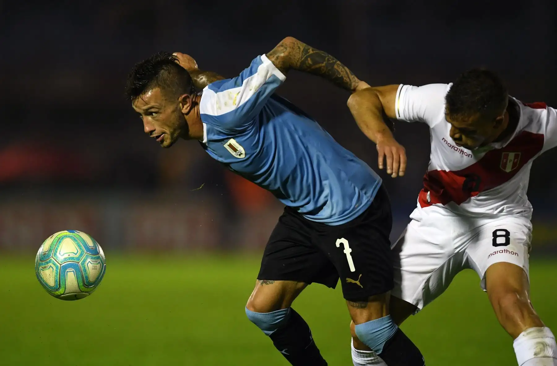 El centrocampista uruguayo Brian Lozano compite por el balón con el delantero peruano Gabriel Costa. Foto: AFP