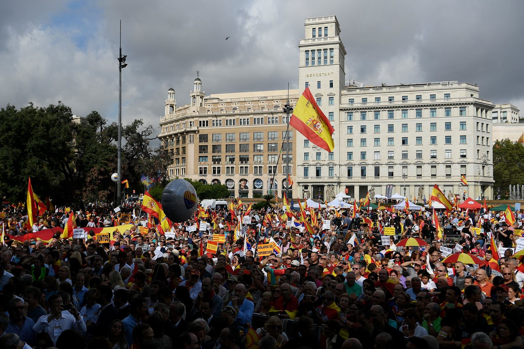 Miles de personas se manifestaron este sábado en Barcelona por la unidad de España. Foto: AFP.