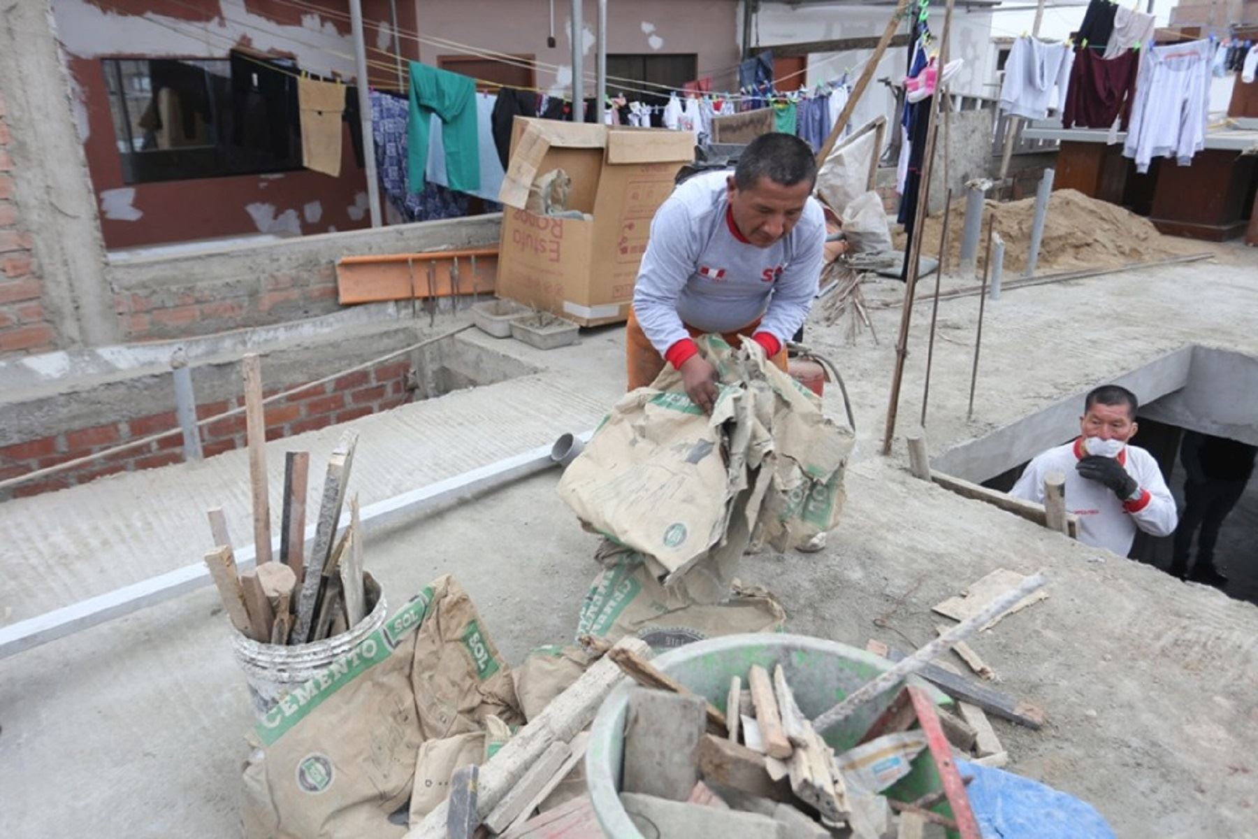 Municipalidad de San Juan de Miraflores realiza campaña de limpieza de techos Foto: Difusión
