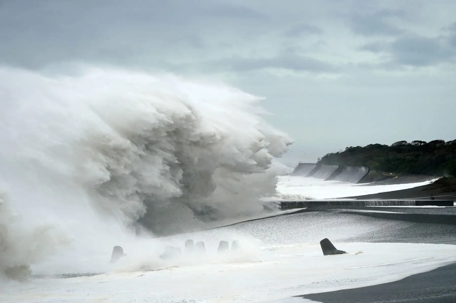 Las crecientes olas generadas por el tifón Hagibis golpearon la orilla del mar en Mihama en Japón. Foto: EFE