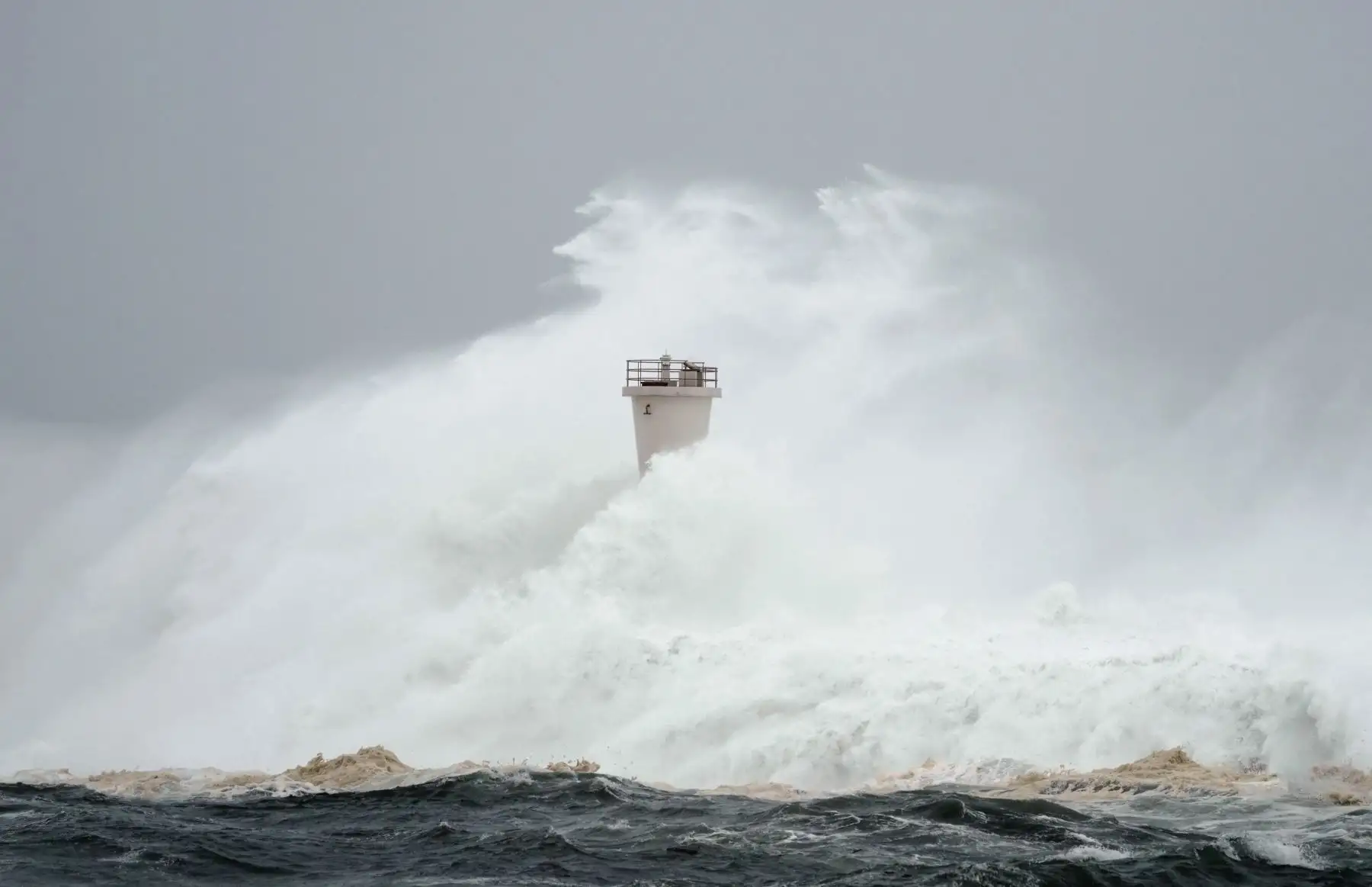 Las crecientes olas generadas por el tifón Hagibis golpearon la orilla del mar en Mihama en Japón. Foto: EFE