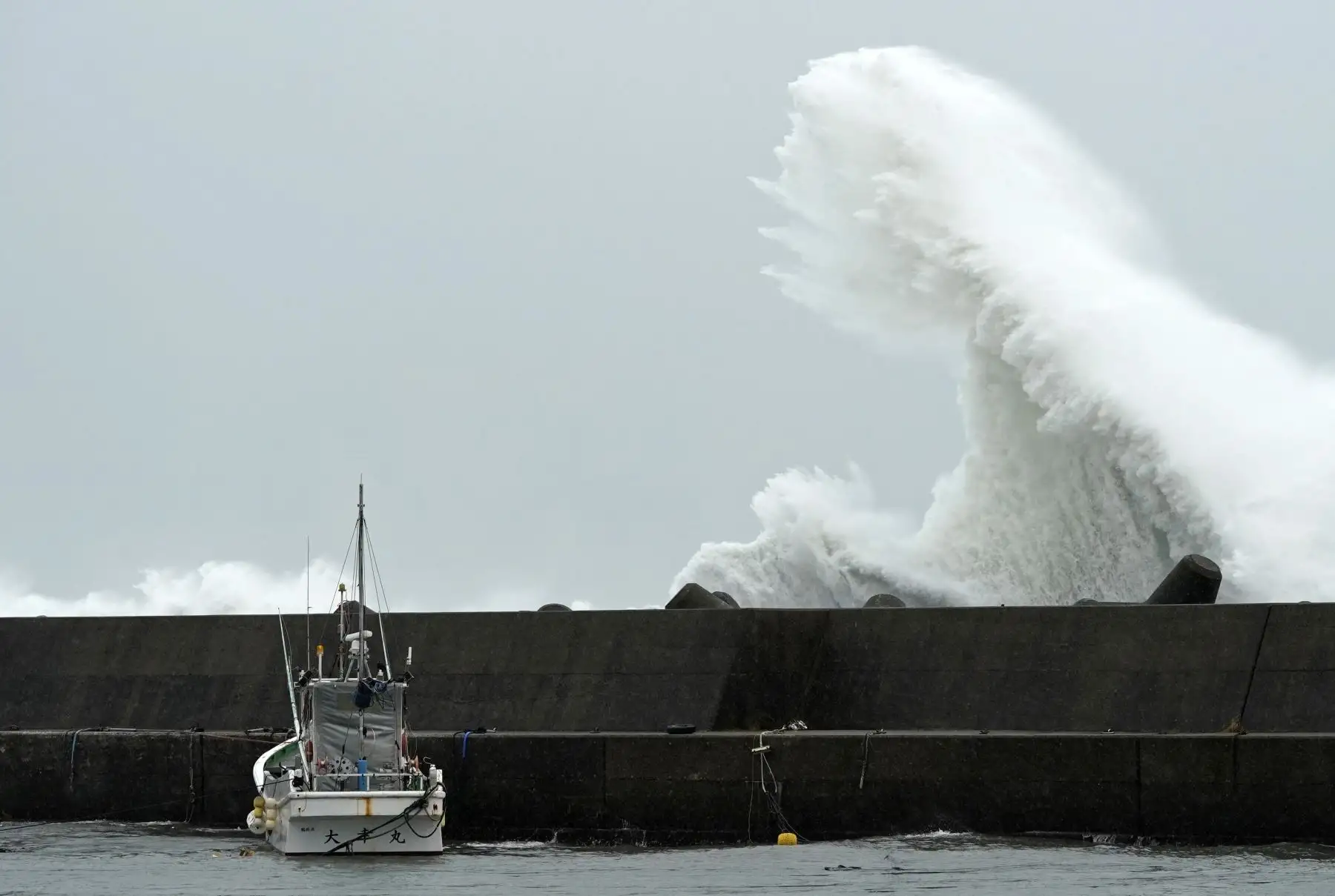 Las crecientes olas generadas por el tifón Hagibis golpearon la orilla del mar en Mihama en Japón. Foto: EFE