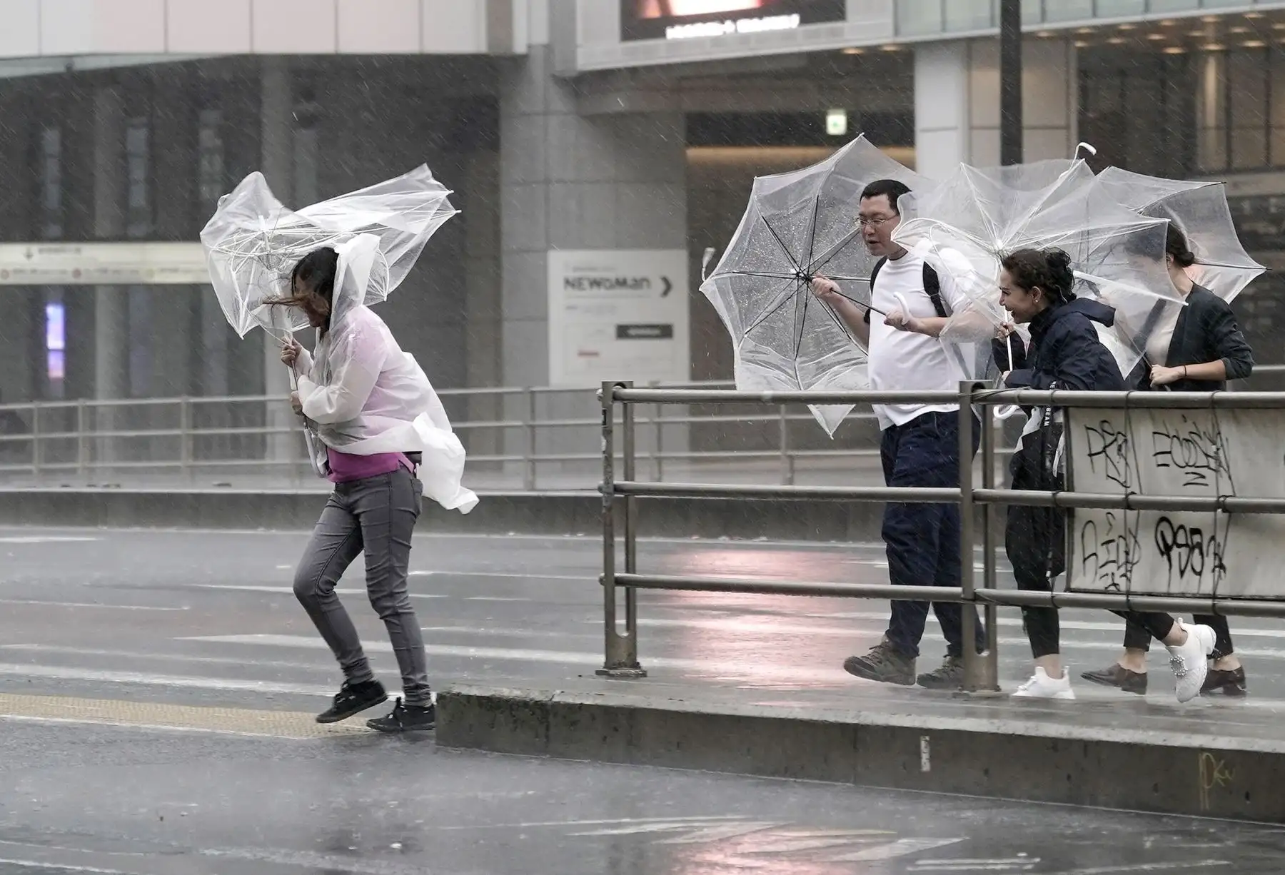 Peatones luchan contra las fuertes lluvias y viento en Tokio. Foto: EFE