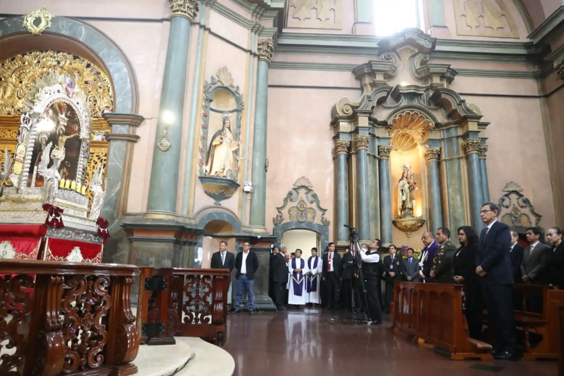 Jefe de Estado Martín Vizcarra y ministros participan en misa en iglesia Las Nazarenas. Foto: ANDINA/Prensa Presidencia