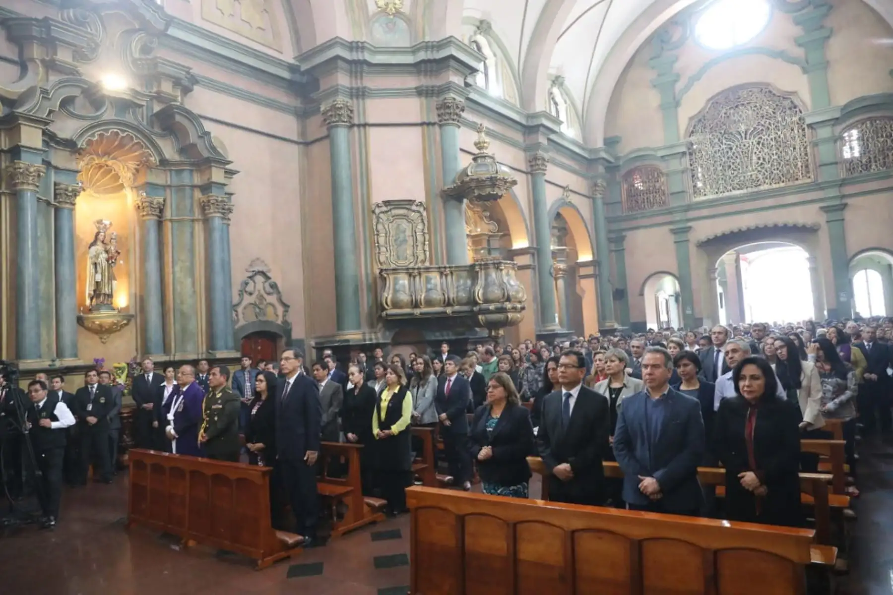 Jefe de Estado Martín Vizcarra y ministros participan en misa en iglesia Las Nazarenas. Foto: ANDINA/Prensa Presidencia