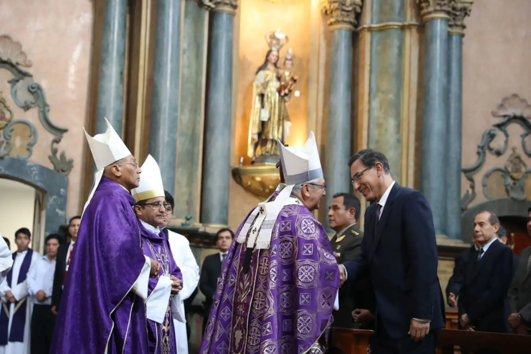 Jefe de Estado Martín Vizcarra y ministros participan en misa en iglesia Las Nazarenas. Foto: ANDINA/Prensa Presidencia