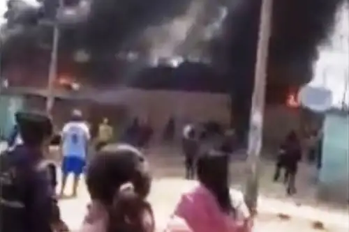 Incendio consume un inmueble en el distrito de Carabayllo. Foto: captura TV.